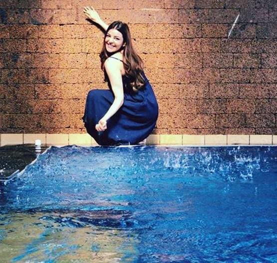 पूल किनारे पानी संग खेलती दिखीं काजल अग्रवाल, फोटोशूट वायरल