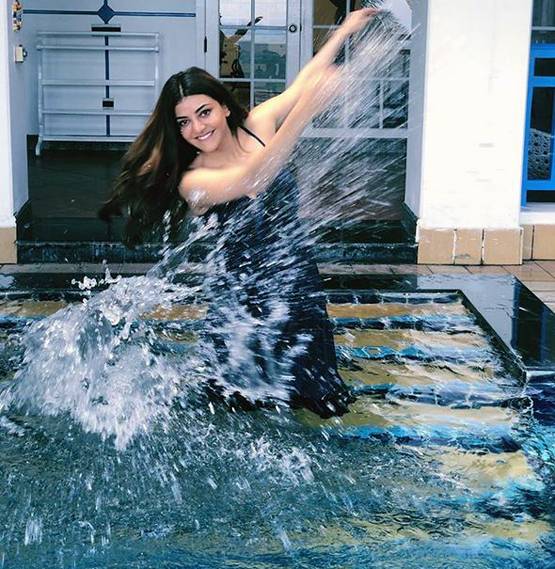 पूल किनारे पानी संग खेलती दिखीं काजल अग्रवाल, फोटोशूट वायरल