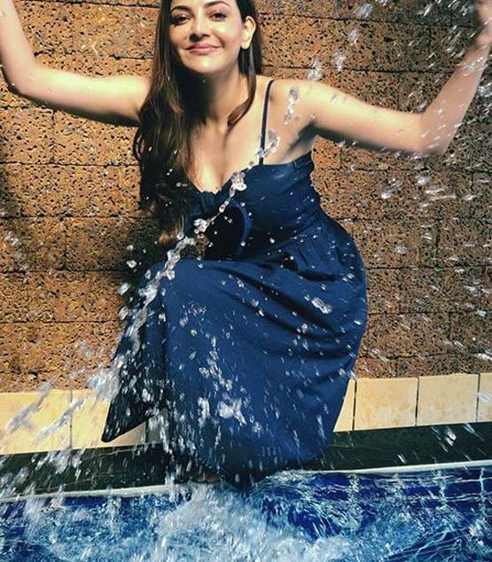 पूल किनारे पानी संग खेलती दिखीं काजल अग्रवाल, फोटोशूट वायरल