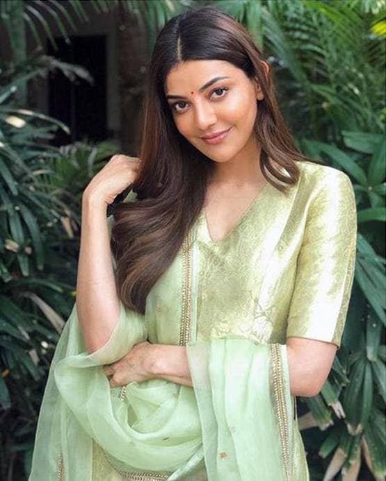 पूल किनारे पानी संग खेलती दिखीं काजल अग्रवाल, फोटोशूट वायरल