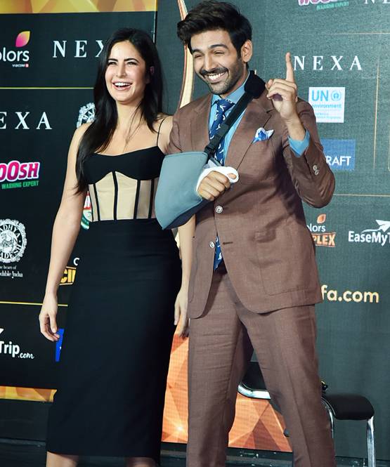 टूटे हाथ के बावजूद कार्त‍िक ने छुए कटरीना के पैर, तस्वीरें वायरल