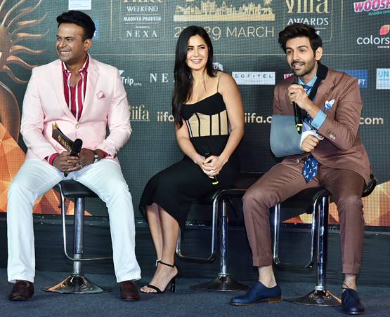 टूटे हाथ के बावजूद कार्त‍िक ने छुए कटरीना के पैर, तस्वीरें वायरल