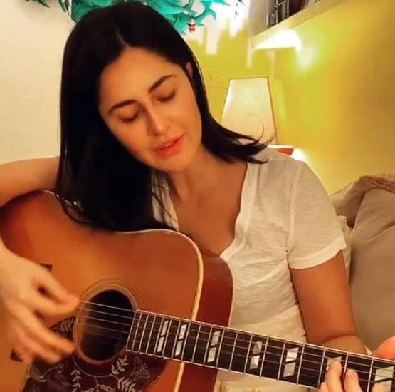 सारा ने बनाया ऑमलेट, तैमूर ने लगाए पौधे, कुछ यूं बीता स्टार्स क्वारनटीन