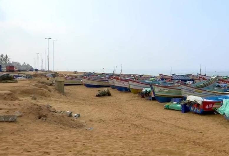 कोरोना से जंग में देशभर की सड़कें सूनी, दिल्ली के दिल में कबूतरों का डेरा!