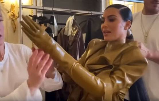 किम ने पहना ऐसा बॉडीसूट, खिंच गई मसल्स, वॉशरूम जाना हुआ मुश्किल