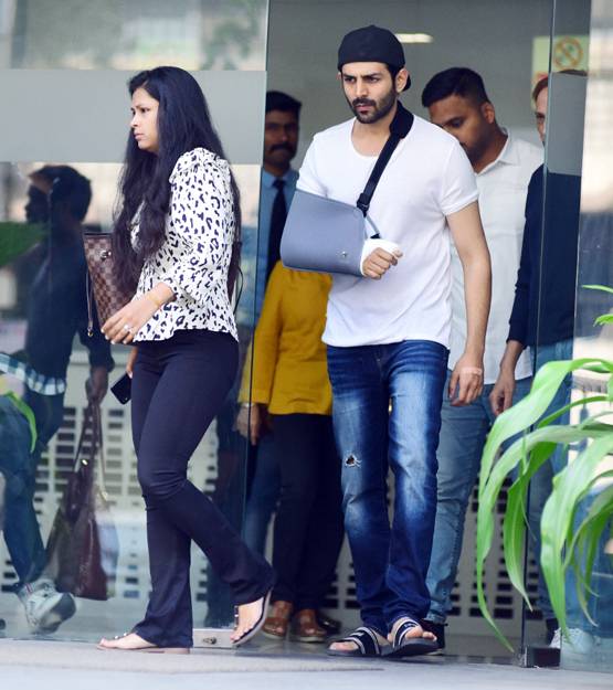 टूटे हाथ के बावजूद कार्त‍िक ने छुए कटरीना के पैर, तस्वीरें वायरल