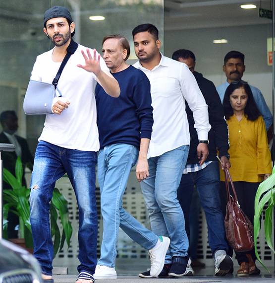 टूटे हाथ के बावजूद कार्त‍िक ने छुए कटरीना के पैर, तस्वीरें वायरल