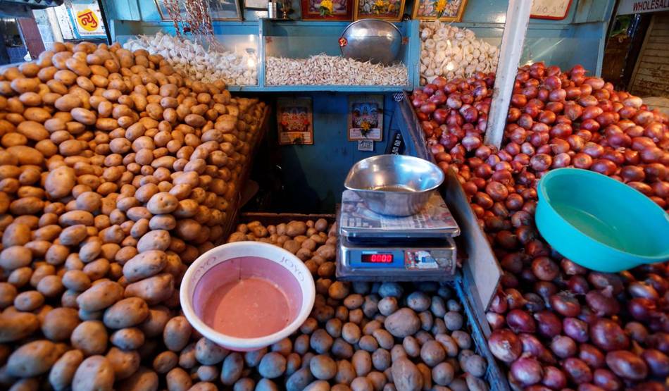 कोरोना वायरस की वजह से घर में हैं तो इन चीजों को रखें अपने पास