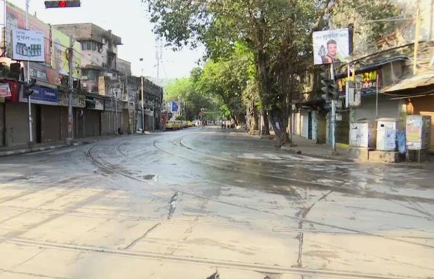 कोरोना से जंग में देशभर की सड़कें सूनी, दिल्ली के दिल में कबूतरों का डेरा!