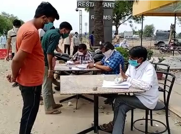 राज्यों के बॉर्डर पर लगी पैदल लोगों की भीड़, लॉकडाउन में ऐसे हालात