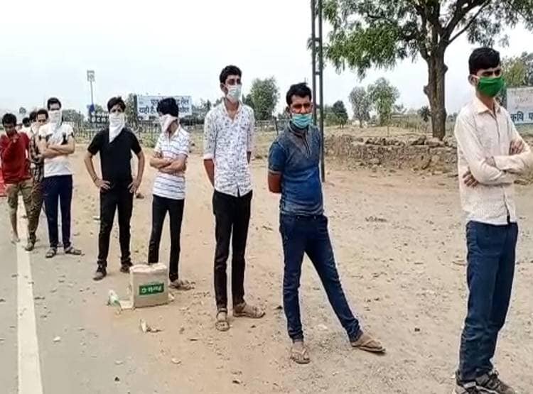 राज्यों के बॉर्डर पर लगी पैदल लोगों की भीड़, लॉकडाउन में ऐसे हालात