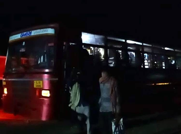 राज्यों के बॉर्डर पर लगी पैदल लोगों की भीड़, लॉकडाउन में ऐसे हालात