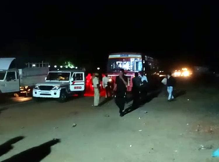 राज्यों के बॉर्डर पर लगी पैदल लोगों की भीड़, लॉकडाउन में ऐसे हालात