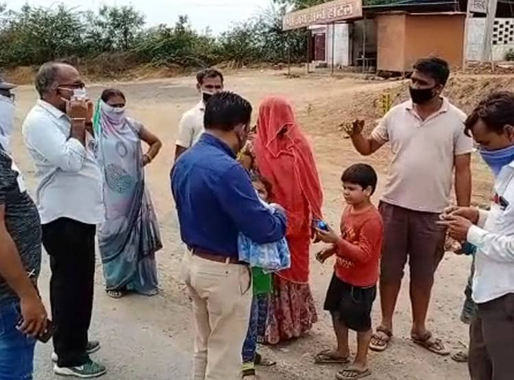 राज्यों के बॉर्डर पर लगी पैदल लोगों की भीड़, लॉकडाउन में ऐसे हालात