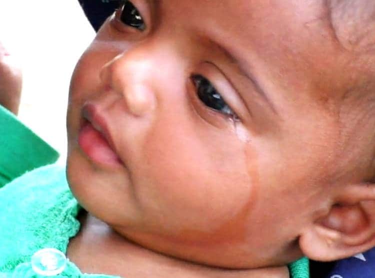 लॉकडाउन: गोद में बच्चे-सिर पर बैग, 25 हजार मजदूरों से पट गई सड़क