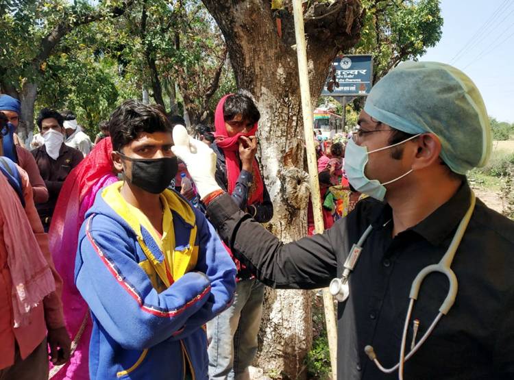 लॉकडाउन: गोद में बच्चे-सिर पर बैग, 25 हजार मजदूरों से पट गई सड़क