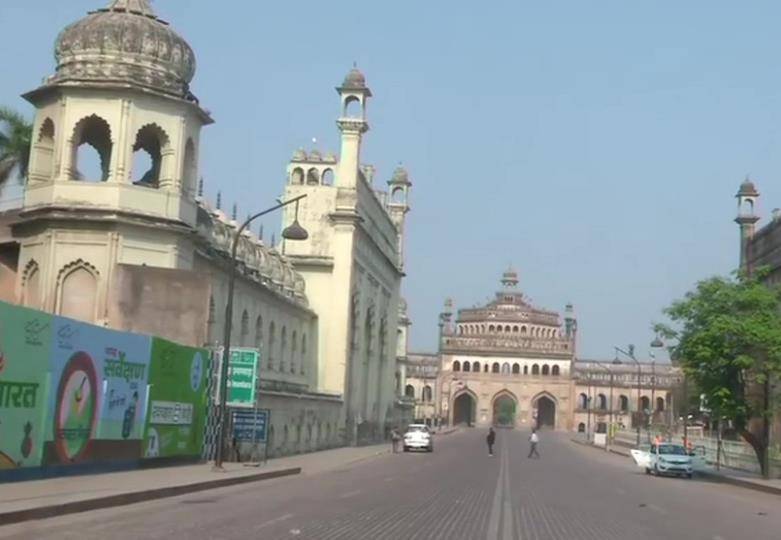 कोरोना से जंग में देशभर की सड़कें सूनी, दिल्ली के दिल में कबूतरों का डेरा!