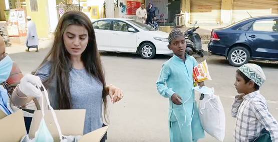 कोरोना से जंग में आगे आई ये एक्ट्रेस, जरूरतमंद को बांटे मास्‍क-सेनेटाइजर