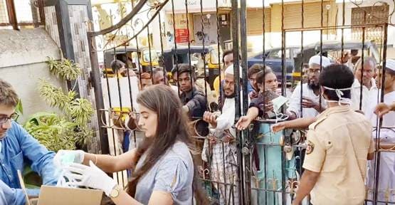 कोरोना से जंग में आगे आई ये एक्ट्रेस, जरूरतमंद को बांटे मास्‍क-सेनेटाइजर