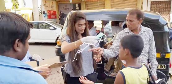 कोरोना से जंग में आगे आई ये एक्ट्रेस, जरूरतमंद को बांटे मास्‍क-सेनेटाइजर