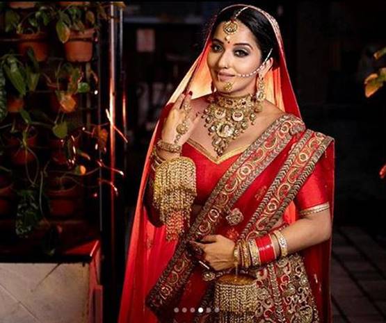 लॉकडाउन के बीच फैंस को ट्रीट, मोनालिसा ने शेयर किया ब्राइडल फोटोशूट