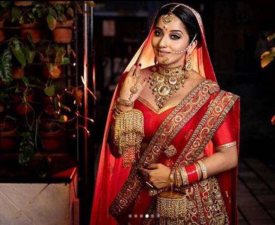 लॉकडाउन के बीच फैंस को ट्रीट, मोनालिसा ने शेयर किया ब्राइडल फोटोशूट