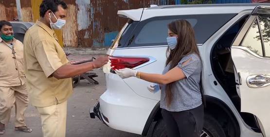 कोरोना से जंग में आगे आई ये एक्ट्रेस, जरूरतमंद को बांटे मास्‍क-सेनेटाइजर