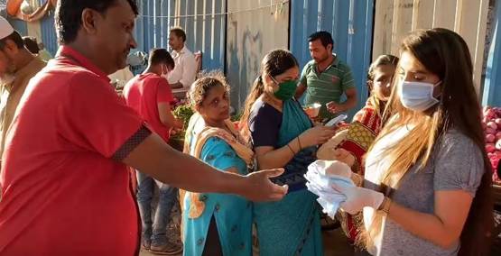 कोरोना से जंग में आगे आई ये एक्ट्रेस, जरूरतमंद को बांटे मास्‍क-सेनेटाइजर