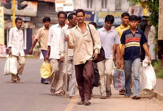 लॉकडाउन से छिन गया रोजगार, रिक्शे से 1000KM दूर घर लौट रहे मजदूर