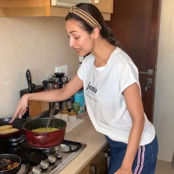 छुट्टी पर मेड, घर में बर्तन धो रहे, झाड़ू लगा रहे आपके चहेते स्टार्स