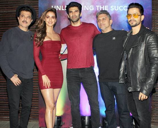 मास्क पहने दिखे अनिल, हाईलाइट में रही दिशा की रिवी‍लिंग ड्रेस