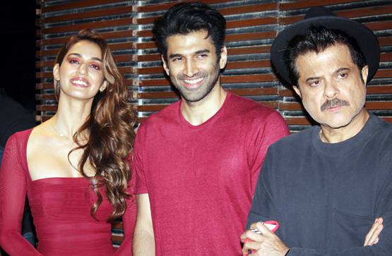 मास्क पहने दिखे अनिल, हाईलाइट में रही दिशा की रिवी‍लिंग ड्रेस