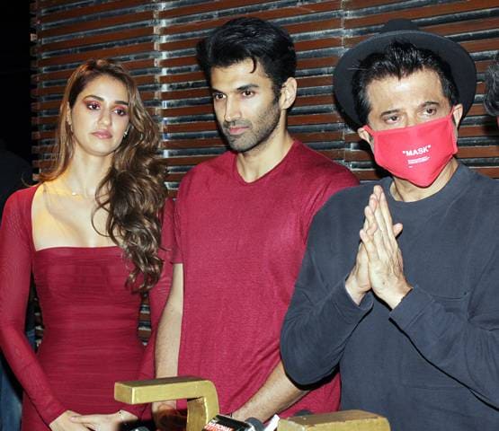 मास्क पहने दिखे अनिल, हाईलाइट में रही दिशा की रिवी‍लिंग ड्रेस