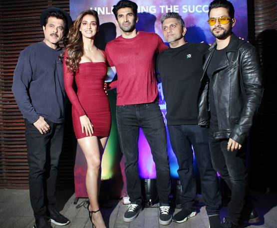 मास्क पहने दिखे अनिल, हाईलाइट में रही दिशा की रिवी‍लिंग ड्रेस