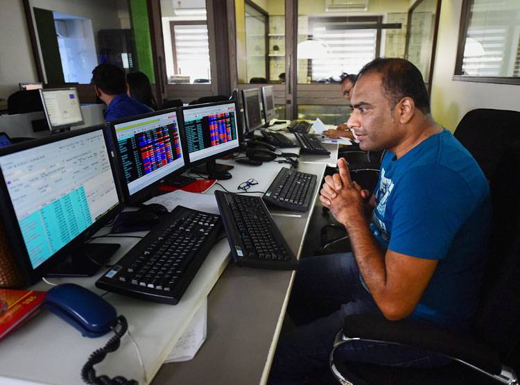 कोरोना का डर ऐसा फैला कि भारत में डूब गए 13 लाख करोड़ रुपये