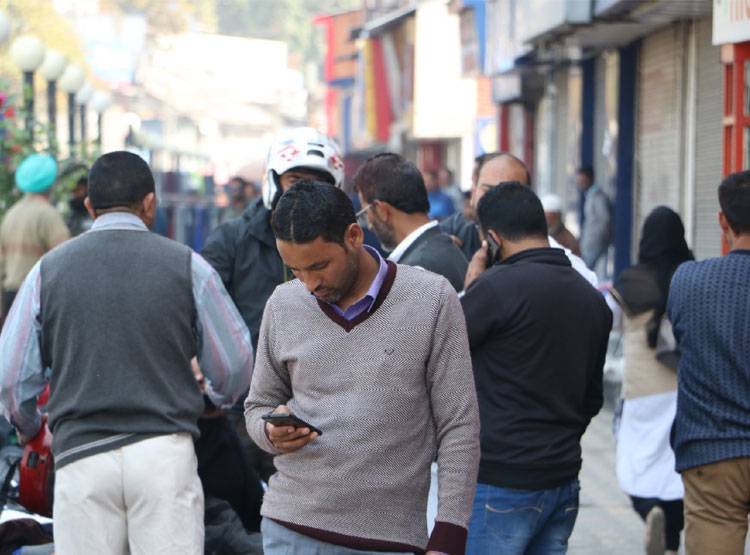 कोरोना के बीच महंगाई की मार, पेट्रोल से मोबाइल फोन तक होगा महंगा