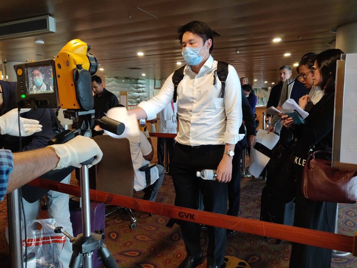 कोरोना से लड़खड़ाई US इकोनॉमी! संभालने को सरकार ने चला ये दांव