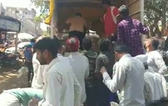 मिट्टी के भाव बिक रहा है चिकन, क्या इसे खाने से फैलता है कोरोना?