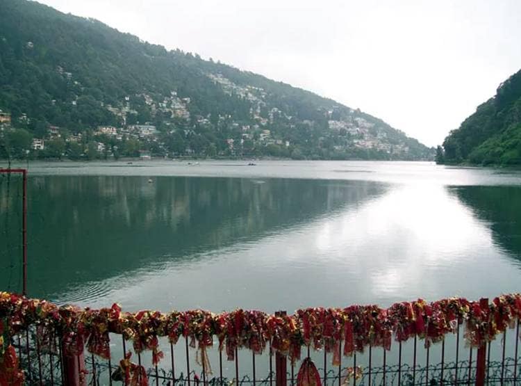 नैनी झील में दिखा तीर का प्रतीक, कोरोनावायरस के बारे में ऐसा मानने लगे लोग