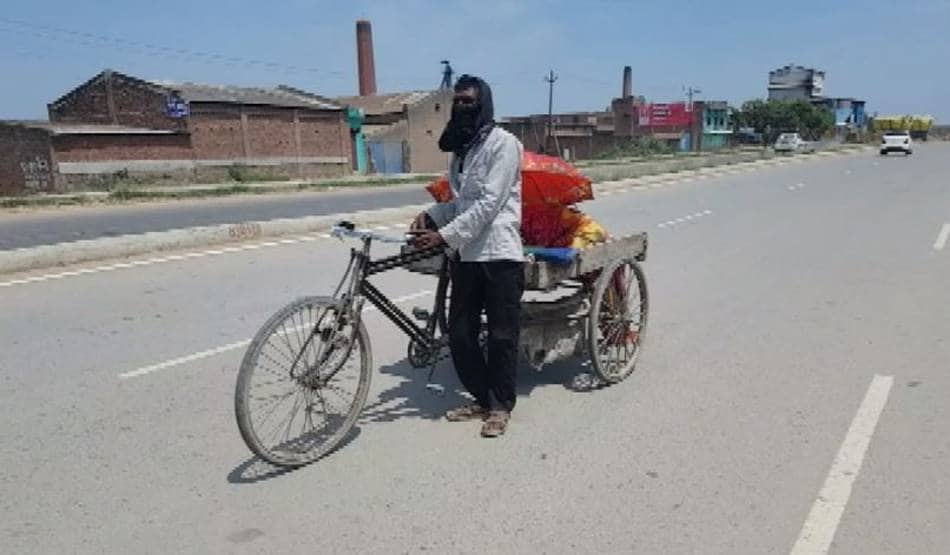 लॉकडाउन की बेबसी, पत्नी को ठेले पर लेटाकर अस्पताल ले गया पति