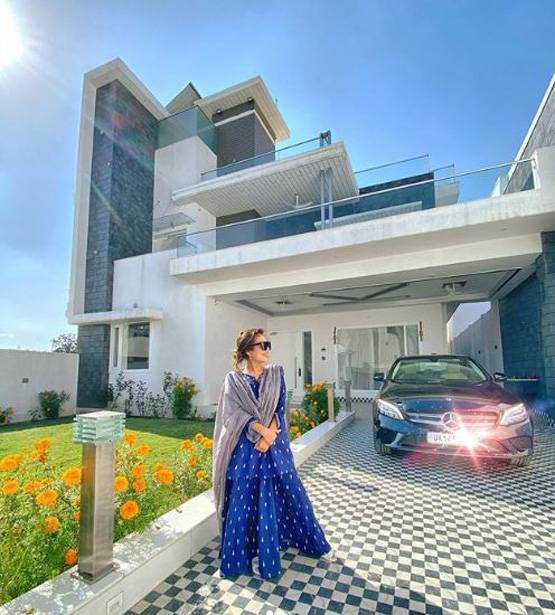 कभी 1 कमरे के घर में किराए पर रहती थीं नेहा, अब बनाया खुद का बंगला