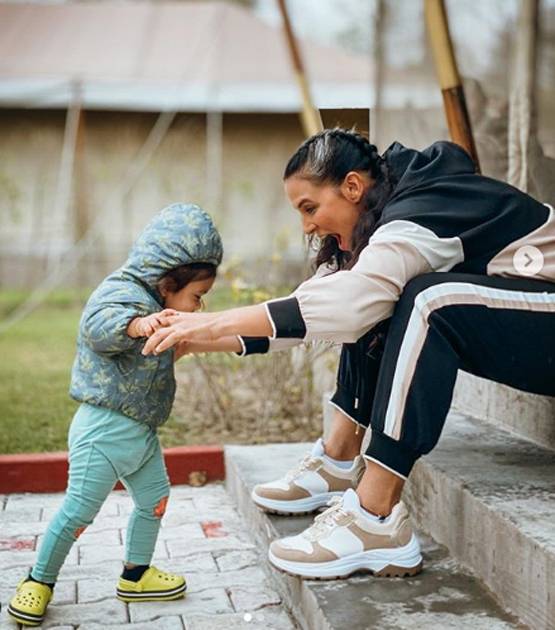 नेहा की बेटी मेहर का पहला कदम, एक्ट्रेस ने शेयर की खूबसूरत फोटोज