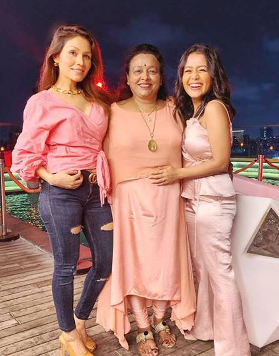 कभी 1 कमरे के घर में किराए पर रहती थीं नेहा, अब बनाया खुद का बंगला