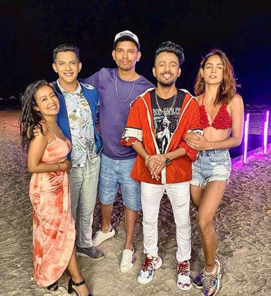 कभी 1 कमरे के घर में किराए पर रहती थीं नेहा, अब बनाया खुद का बंगला