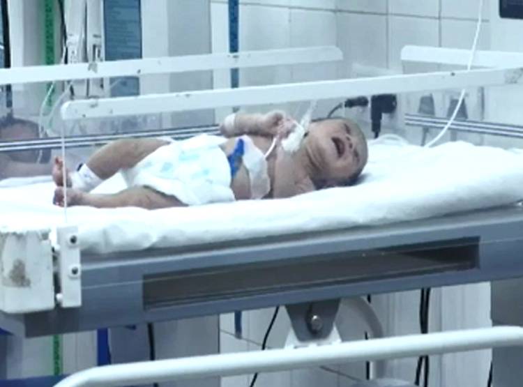 जन्म देने के कुछ घंटे बाद सड़क पर बच्चा छोड़ गई बेरहम मां