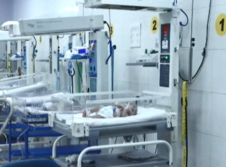 जन्म देने के कुछ घंटे बाद सड़क पर बच्चा छोड़ गई बेरहम मां