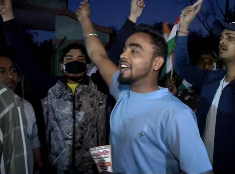 चारों दोषियों को फांसी, तिहाड़ के बाहर निर्भया जिंदाबाद के नारे, बांटे गए लड्डू