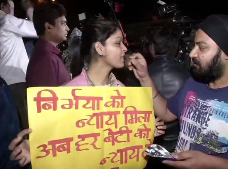 चारों दोषियों को फांसी, तिहाड़ के बाहर निर्भया जिंदाबाद के नारे, बांटे गए लड्डू