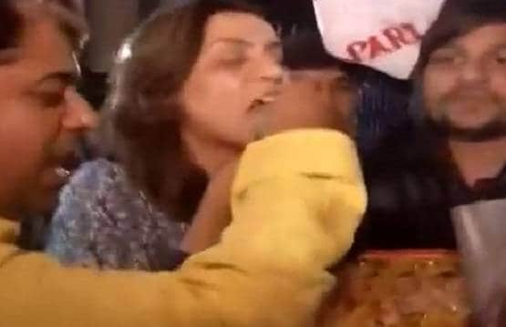 चारों दोषियों को फांसी, तिहाड़ के बाहर निर्भया जिंदाबाद के नारे, बांटे गए लड्डू