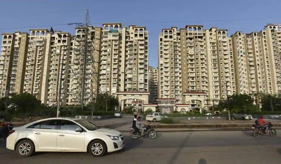 सड़क के किनारे कर रहा था पेशाब, पीछे से चोर BMW कार लेकर भागा